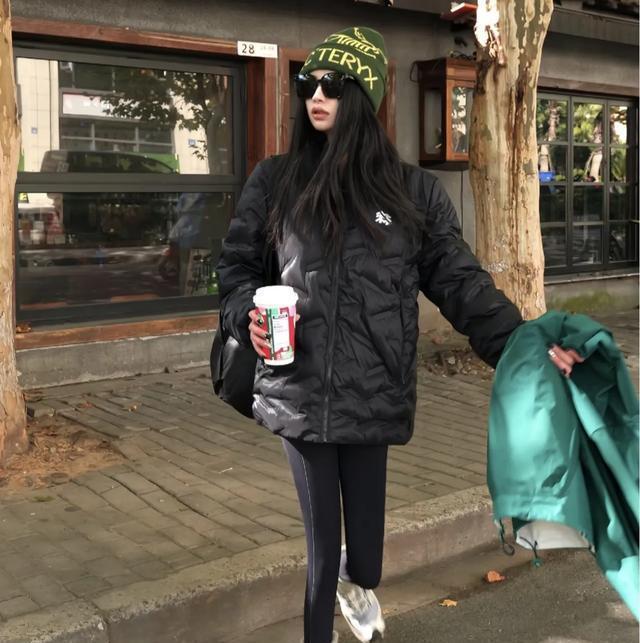 ng28南宮相信品牌力量本年火了一種穿搭：叫“沖鋒衣+薩洛蒙”溫馨百搭還上層次(圖6)