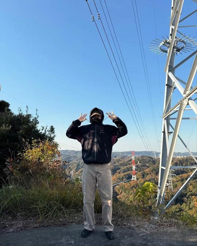 ng28南宮相信品牌力量本來丁禹兮蔣奇明也拿沖鋒衣當(dāng)“班服”？(圖1)