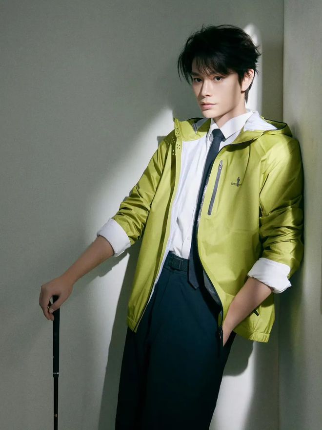 ng28南宮相信品牌力量本來丁禹兮蔣奇明也拿沖鋒衣當(dāng)“班服”？(圖5)