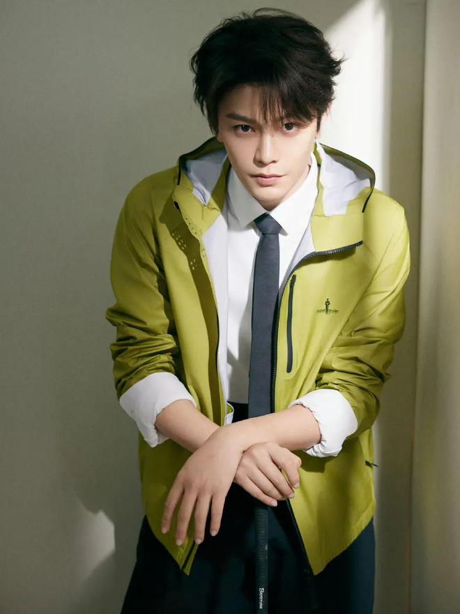 ng28南宮相信品牌力量本來丁禹兮蔣奇明也拿沖鋒衣當(dāng)“班服”？(圖6)