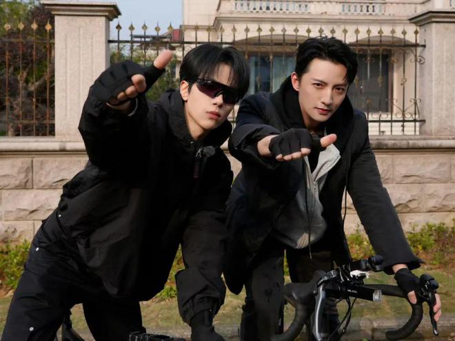 ng28南宮相信品牌力量本來丁禹兮蔣奇明也拿沖鋒衣當(dāng)“班服”？(圖9)