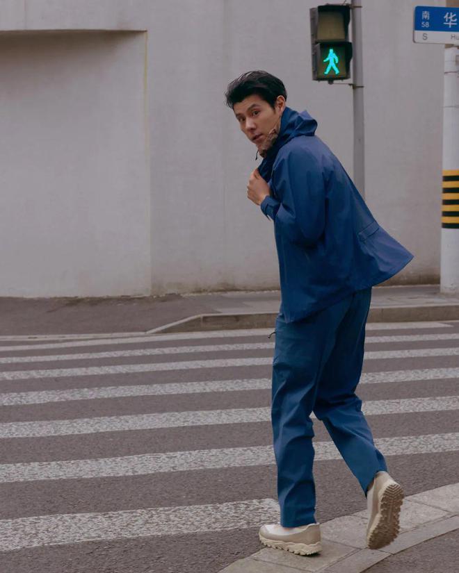 ng28南宮相信品牌力量本來丁禹兮蔣奇明也拿沖鋒衣當(dāng)“班服”？(圖10)