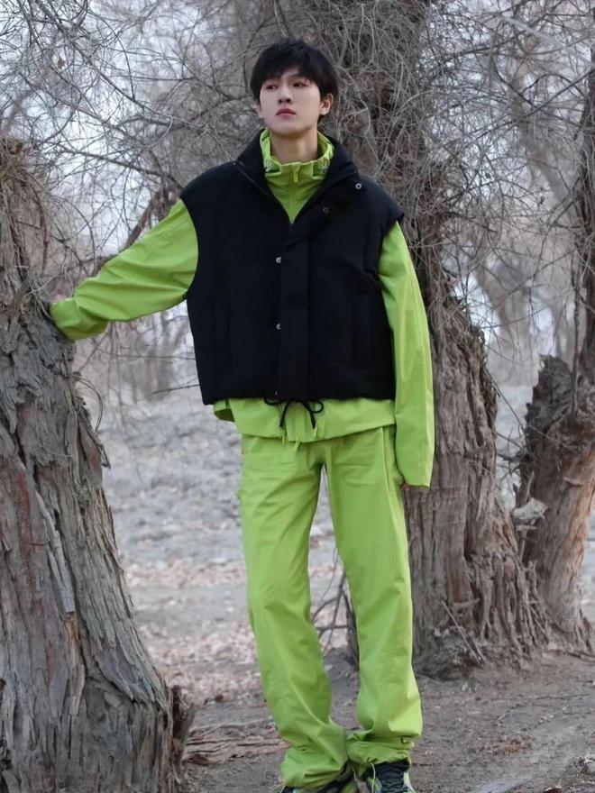 ng28南宮相信品牌力量本來丁禹兮蔣奇明也拿沖鋒衣當(dāng)“班服”？(圖15)