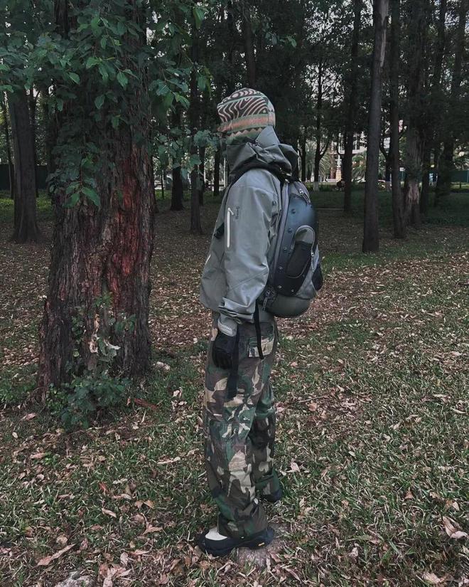 ng28南宮相信品牌力量本來丁禹兮蔣奇明也拿沖鋒衣當(dāng)“班服”？(圖19)