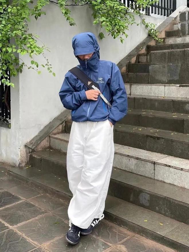 ng28南宮相信品牌力量本來丁禹兮蔣奇明也拿沖鋒衣當(dāng)“班服”？(圖23)